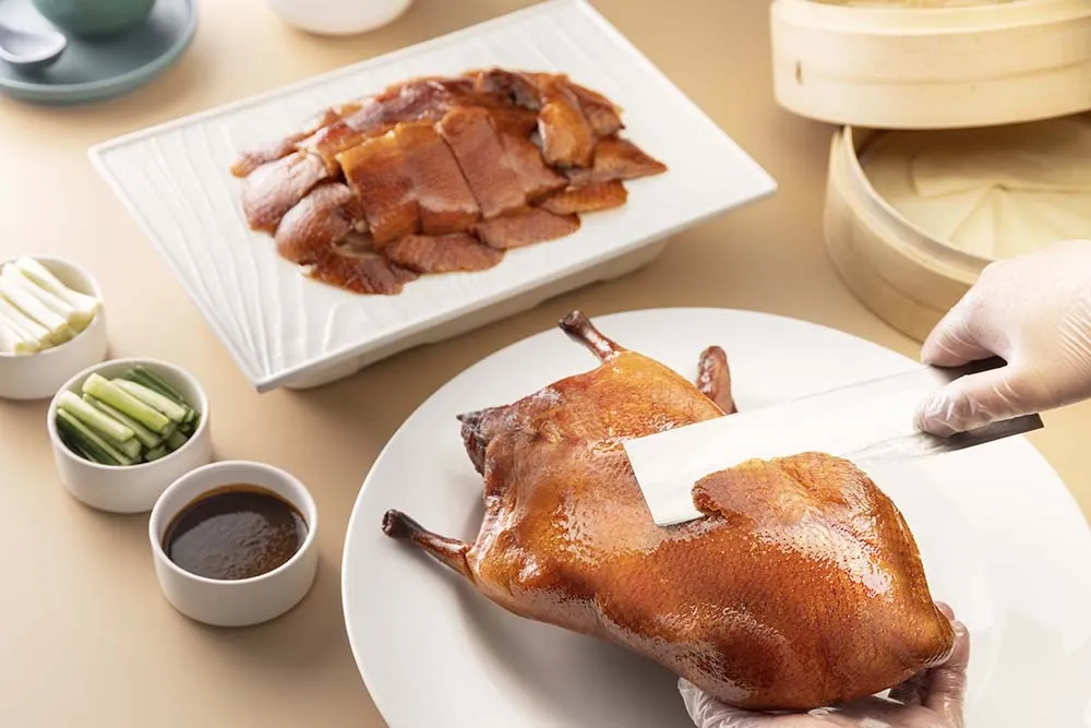 年銷 25000 隻烤鴨！漢來美食「上菜片皮鴨專賣店」插旗高雄夢時代　姓名有「這八個」其中 1 個同音字享合菜 8 折優惠