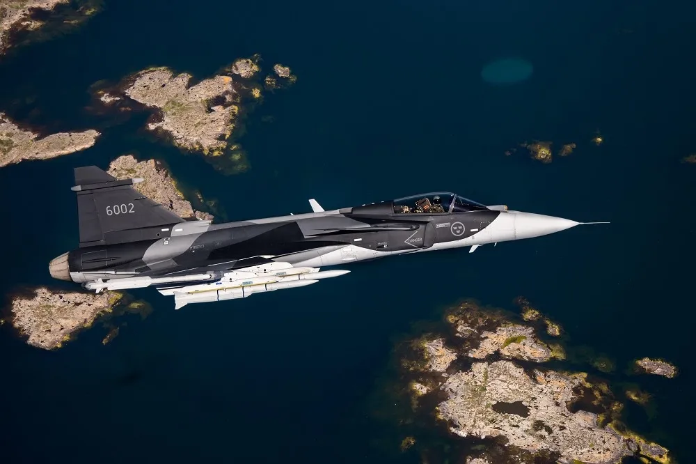【有片】大幅降低任務成本　瑞典評估以「獅鷲」戰機部署小型衛星可行性