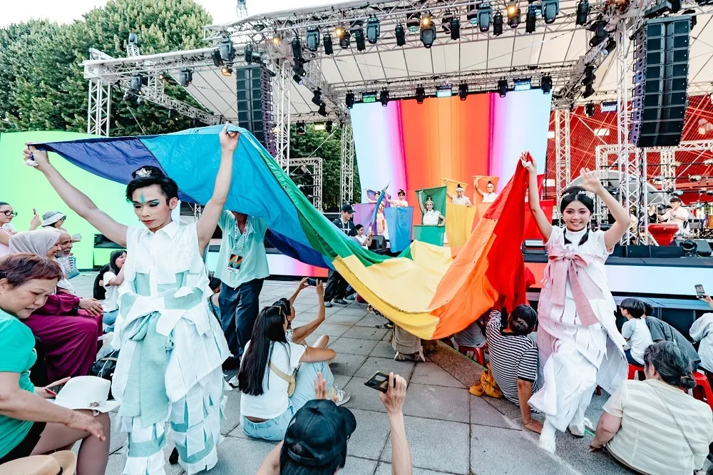 熱浪來襲演出更熱情　文化奧運臺灣館拉起巨型彩虹旗　感動全場