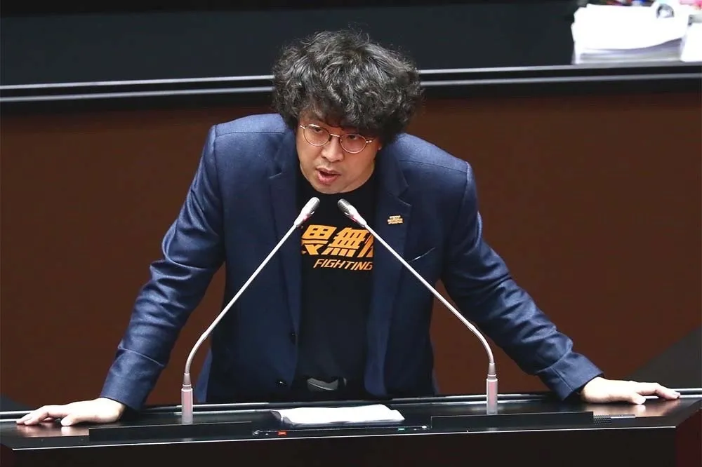 沈伯洋助理傳遭解雇吞藥抗議？　沈澄清：身體不適正常服藥