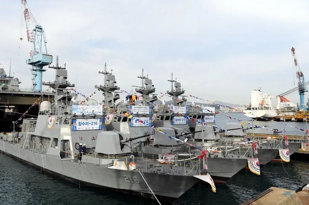 【有片】測試出包　南韓海軍高速快艇誤射130公厘導引火箭落海