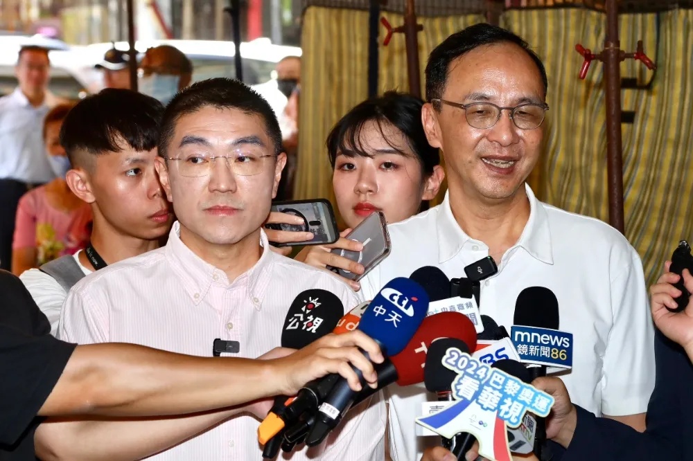 朱立倫基隆挺謝國樑被指「侵門踏戶」　拆樑固樑群眾舉牌互嗆