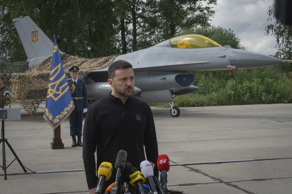 【有片】澤倫斯基證實接收首批美製F-16戰機　加緊訓練飛行員