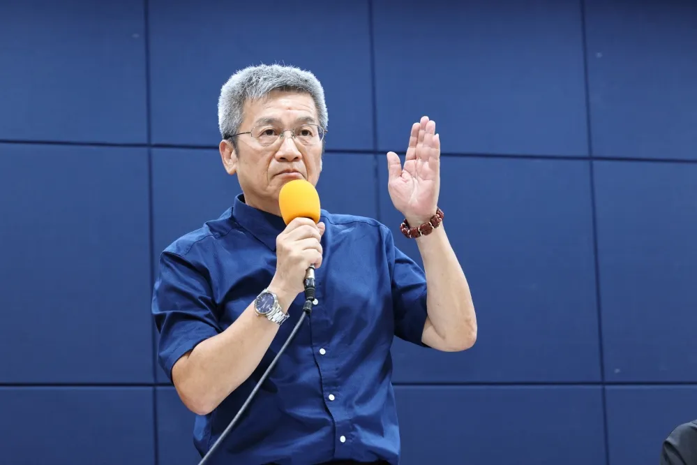 柯募款小物收入左進右出？　競總被疑錢全進木可口袋