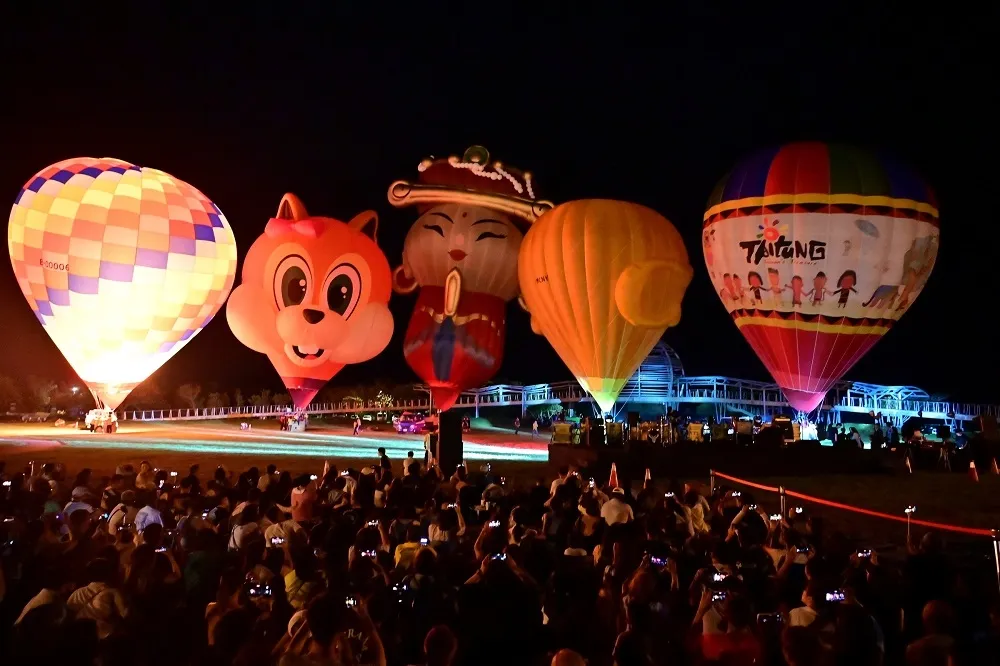 台灣國際熱氣球光雕秀　台東海濱公園熱鬧嗨翻天