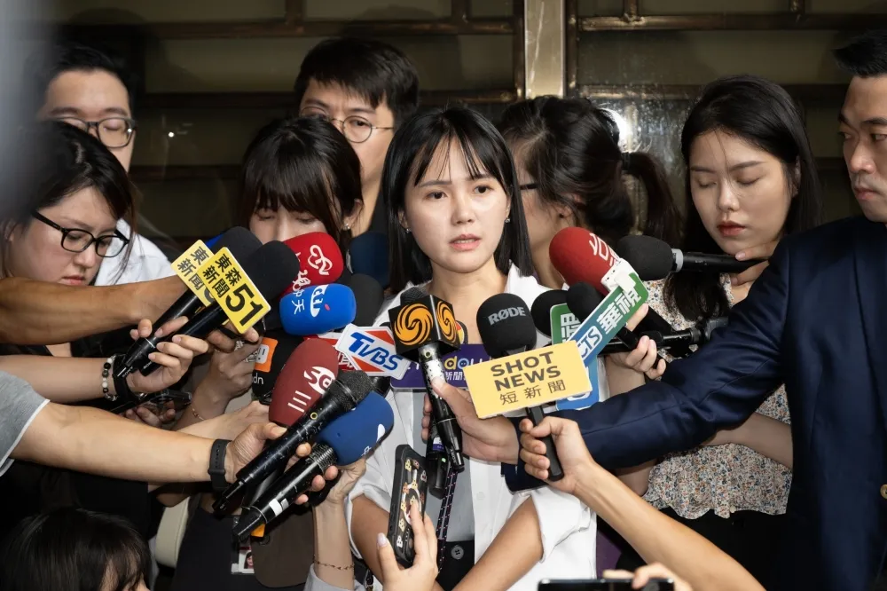 黃珊珊嗆要開告卻缺席　吳怡萱曝原因：柯文哲辦公室遭搜索