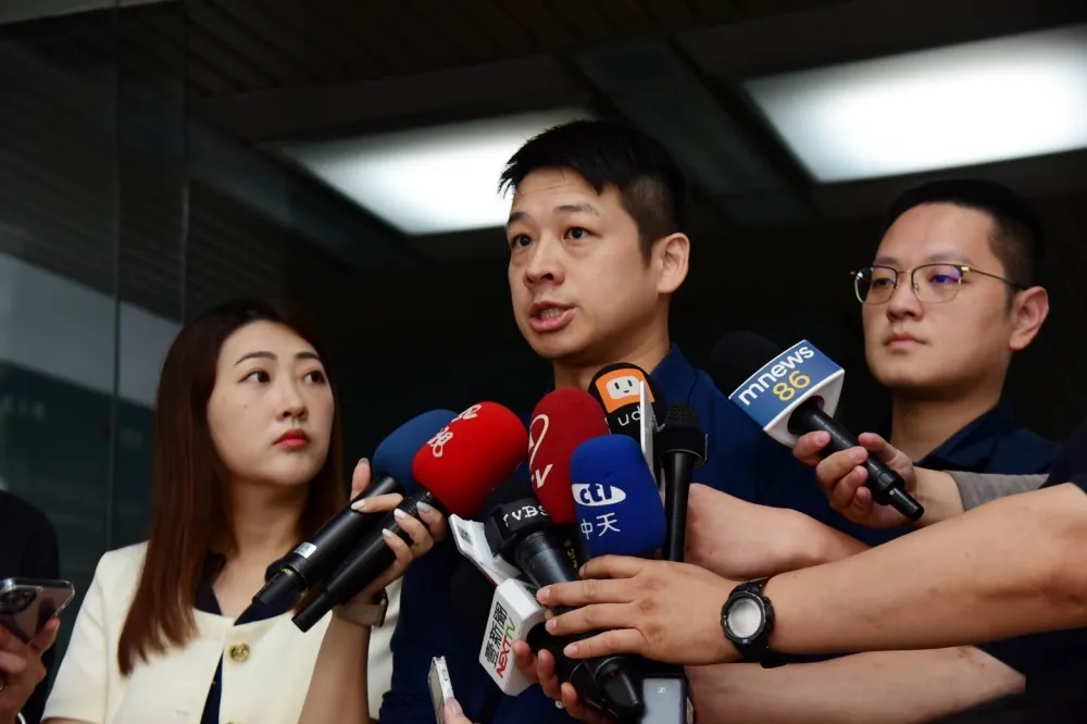 快訊／檢調搜索台玻大樓　民眾黨交「6大箱證據」