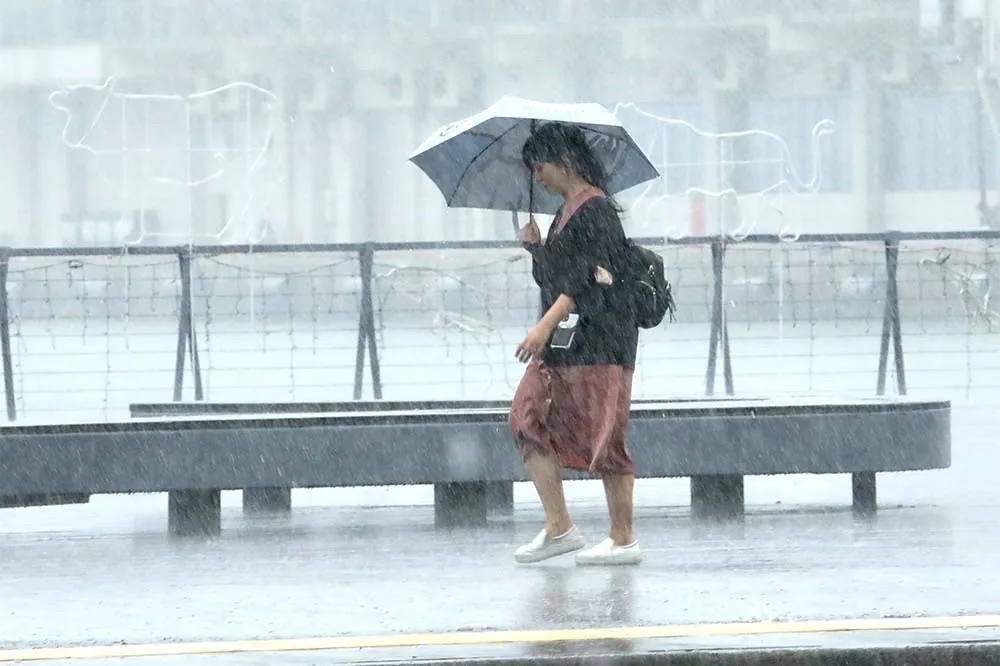 北市大雷雨萬華工地吊車遭雷擊　3操作員觸電1人受傷