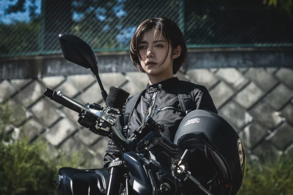 Netflix日劇《地面師》裡的顏值擔當女刑警　池田依來沙與大魔王豐川悅司鬥智比身手帥翻