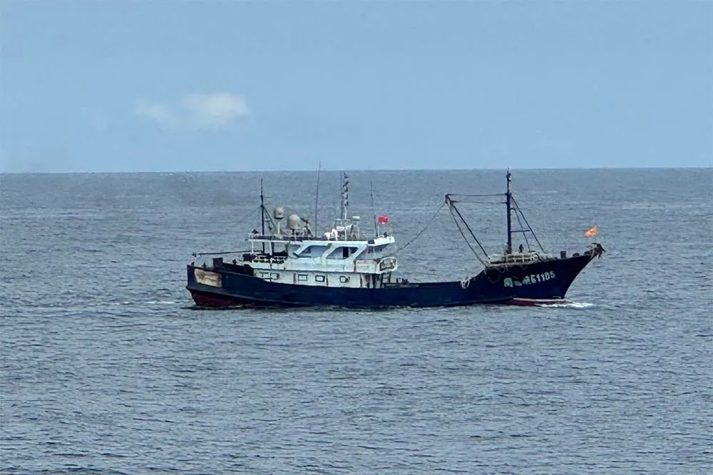中國漁船疑偽裝台灣船闖金澎海域捕魚　海巡艦出動巡查護漁