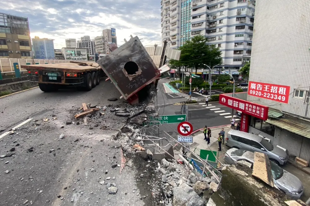 新北三重忠孝橋護欄被聯結車撞破大洞封閉　新北、台北啟動因應措施