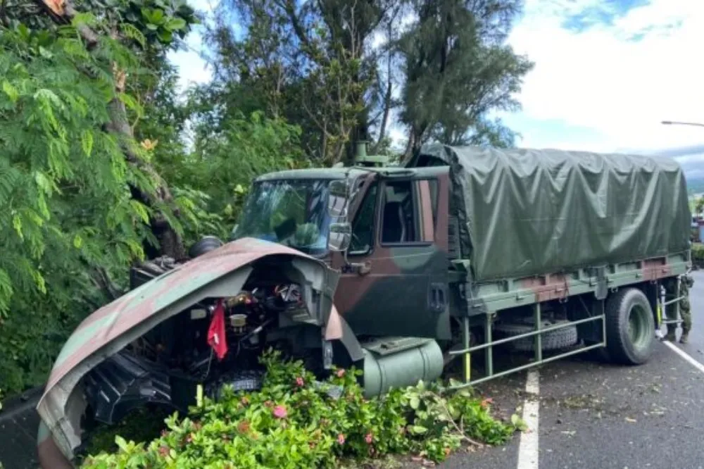 陸軍八軍團戰術輪車自撞路樹　7人受傷