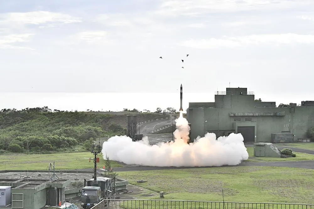 愛國者二型、天弓三型飛彈九鵬基地實彈射擊　精準命中靶機