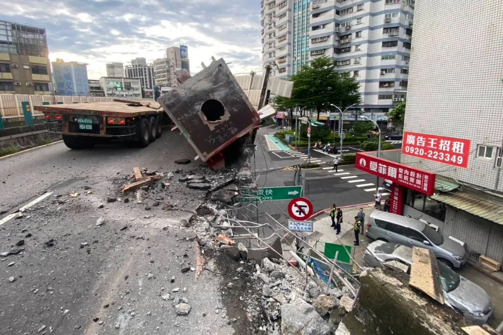 忠孝橋護欄被砸破估2個月修復　施工期間禁行逾20噸大車