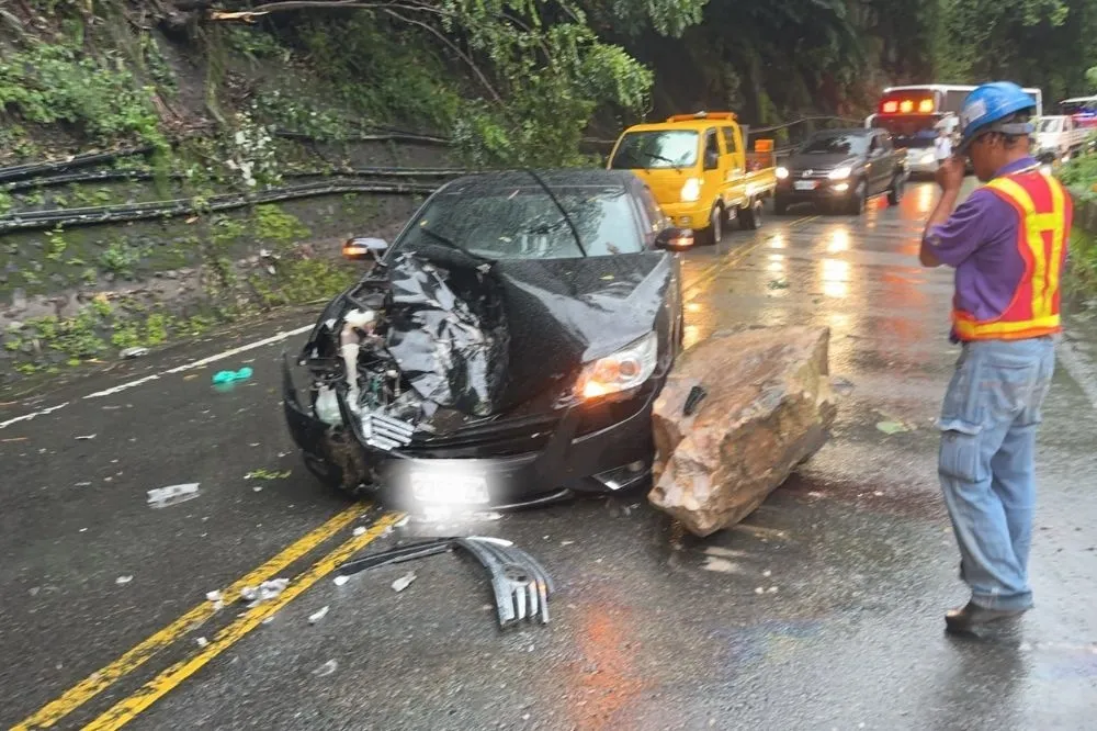 中橫公路白冷路段落石擊中小客車　車頭凹陷慘不忍睹