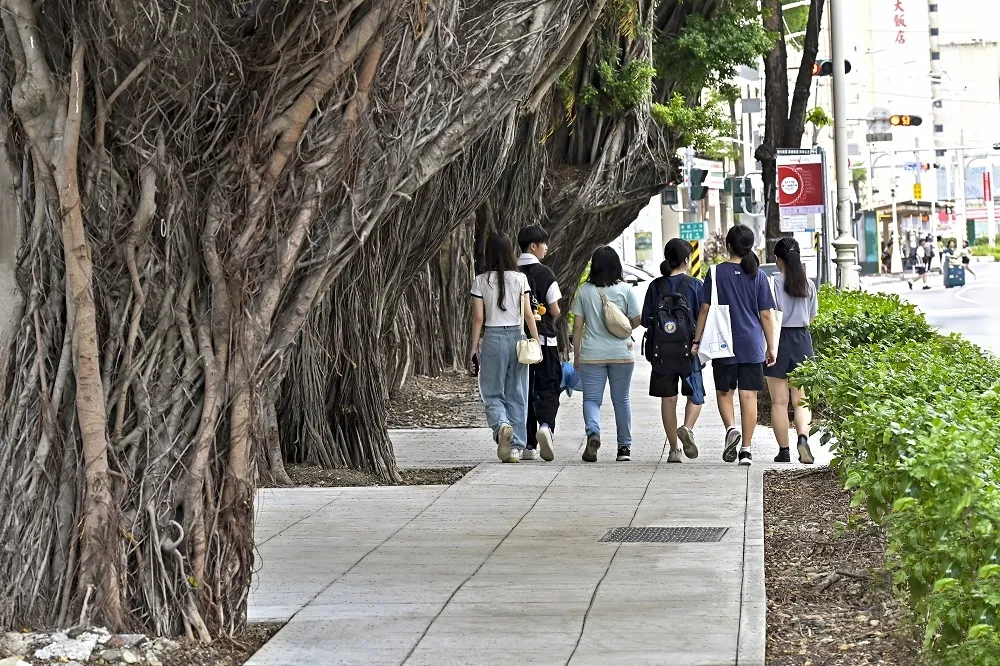 站前建國路人行道換新　為高雄車站商圈注入活力