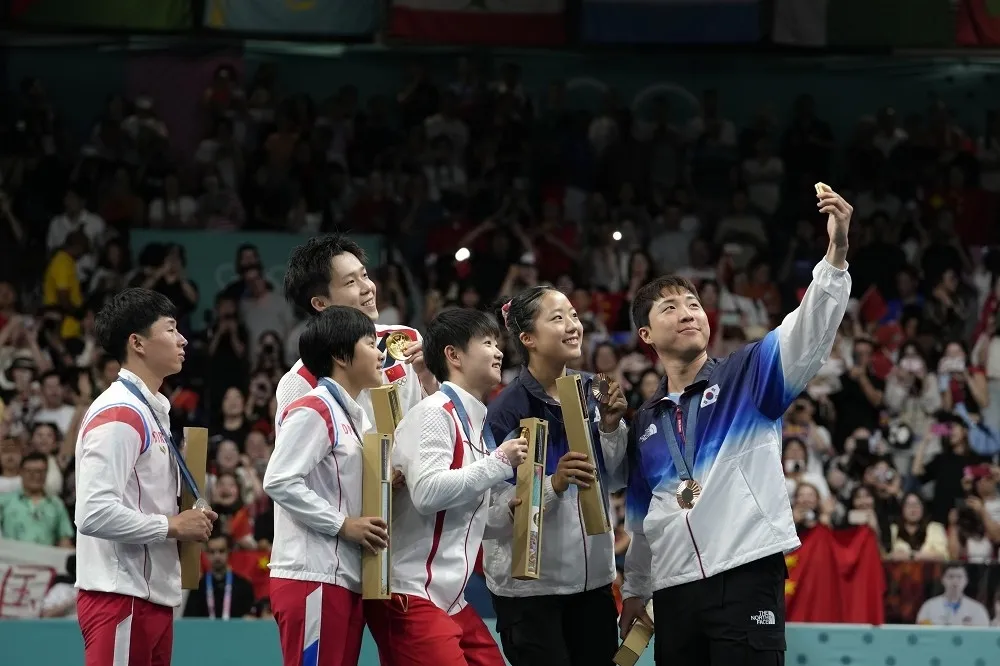 北韓選手與南韓運動員燦笑自拍　傳遭「思想淨化」恐被懲處