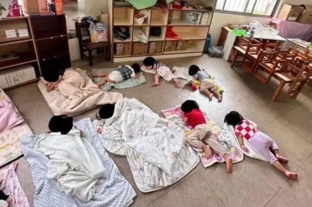 因「違法超收、戶外曬嬰熱到哭」遭社會局撤銷準公托　業者疑稱「都是假的」仍招生