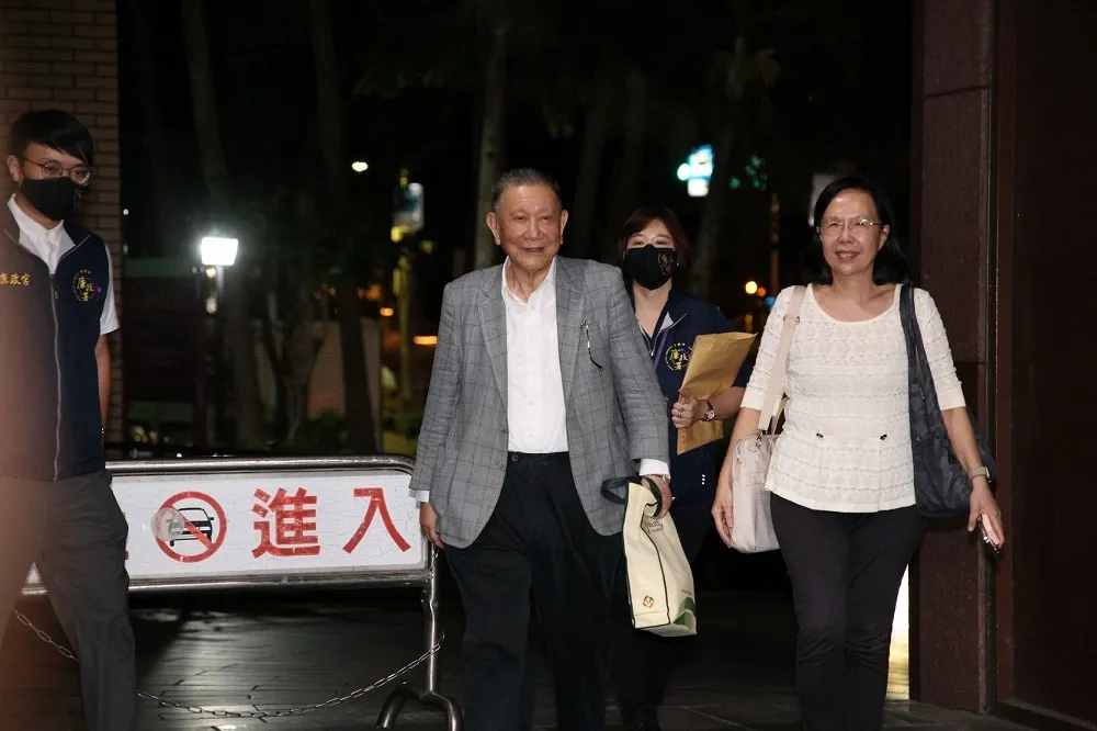 【京華城弊案】應曉薇北檢聲押禁見     沈慶京漏夜偵訊