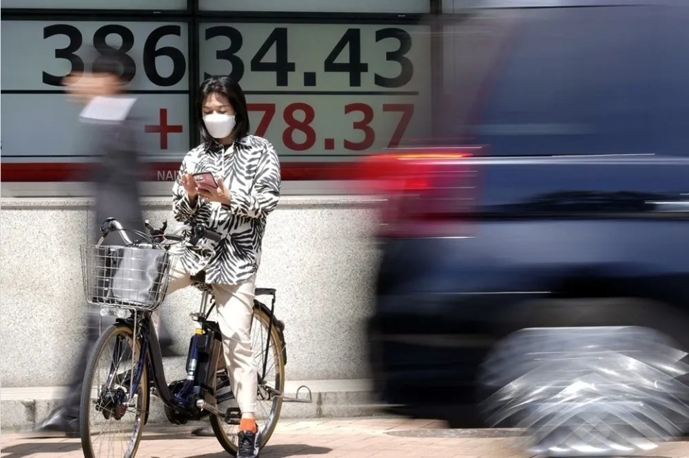 遊日注意！　自行車新規11月上路邊騎邊滑手機、酒駕都要罰