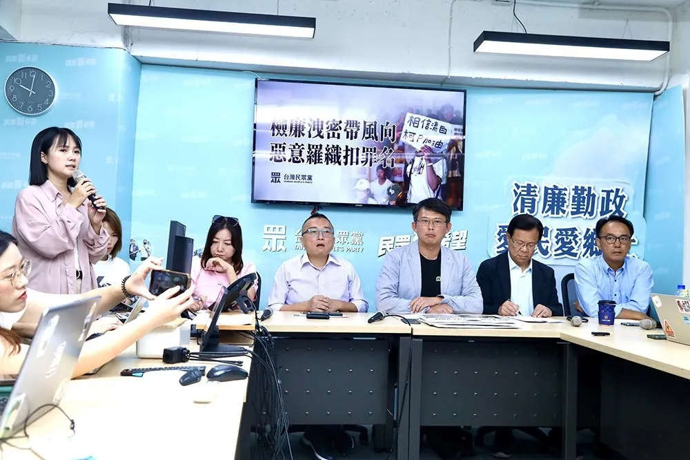 吳怡萱開嗆記者　前柯粉張喬瑜轟：腦袋跟陳智菡一樣被錢卡到？