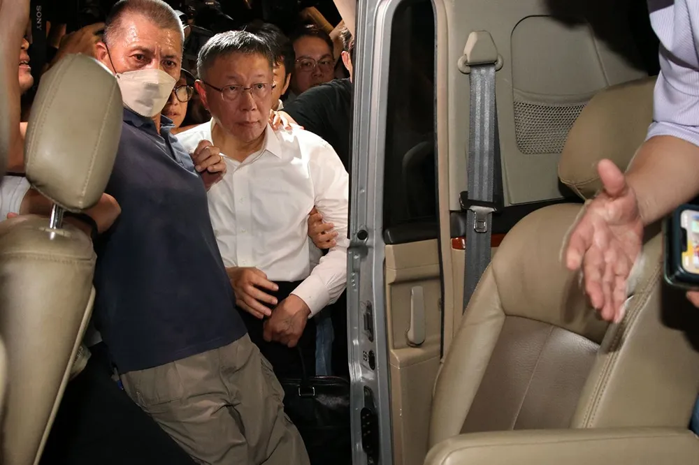 【京華城弊案】柯文哲凌晨被釋放後　驅車直奔黃珊珊汐止住家