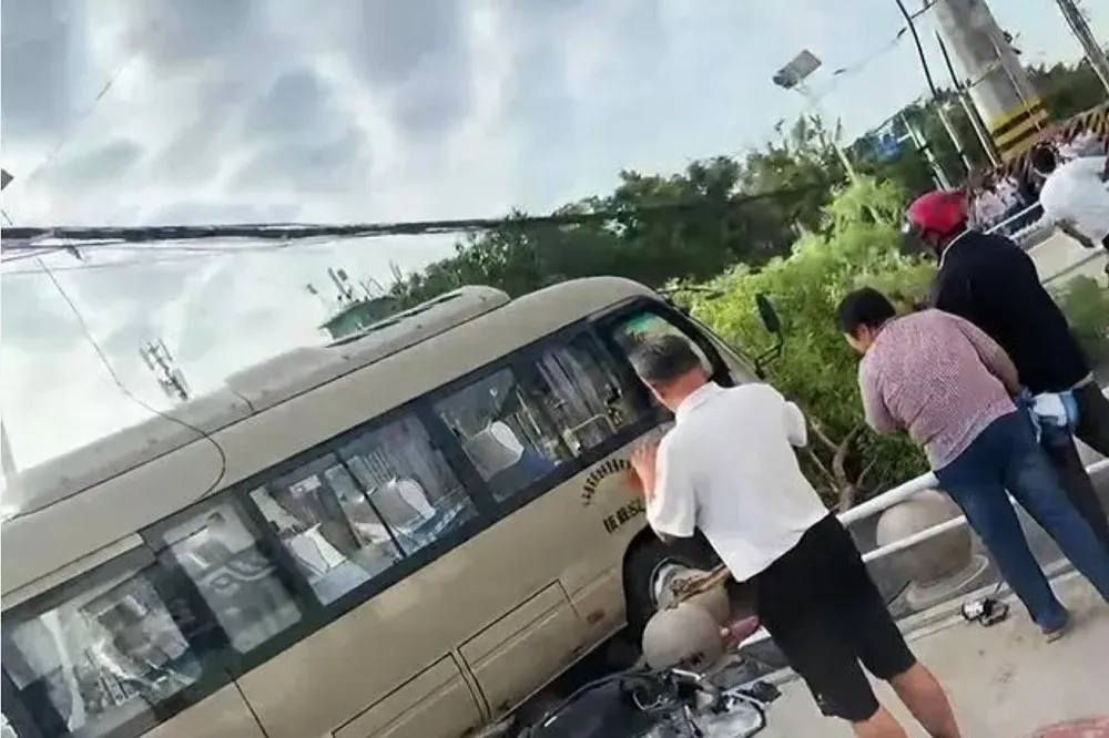 【有片】現場哀鴻遍野！中國校車衝撞學生家長　至少11人喪命