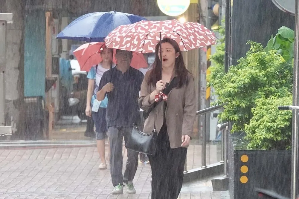 雨區擴大！6縣市豪大雨特報下到入夜　12號颱風「麗琵」生成