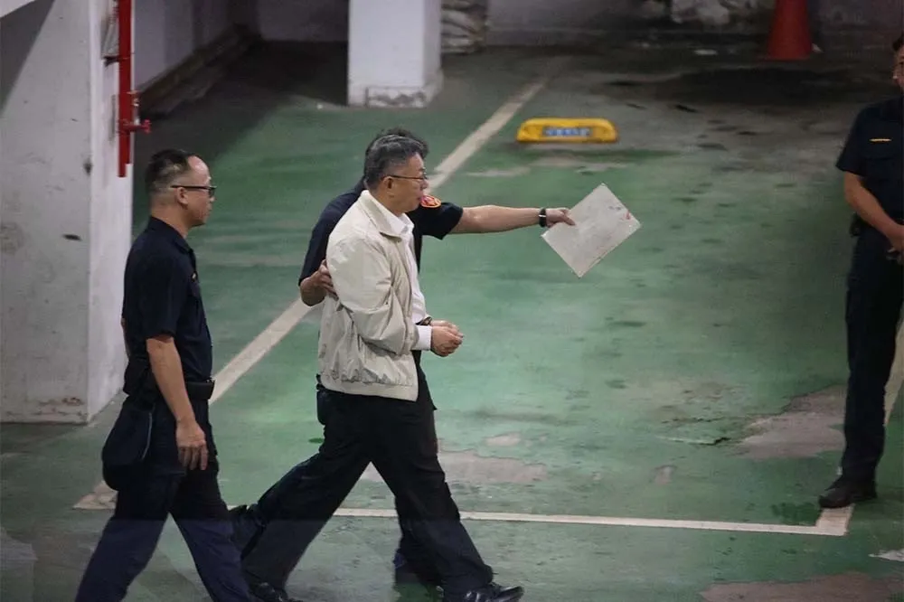 柯文哲上銬送北所住3人房　晚餐啃豬腳配魚丸、明早奶茶加銀絲卷