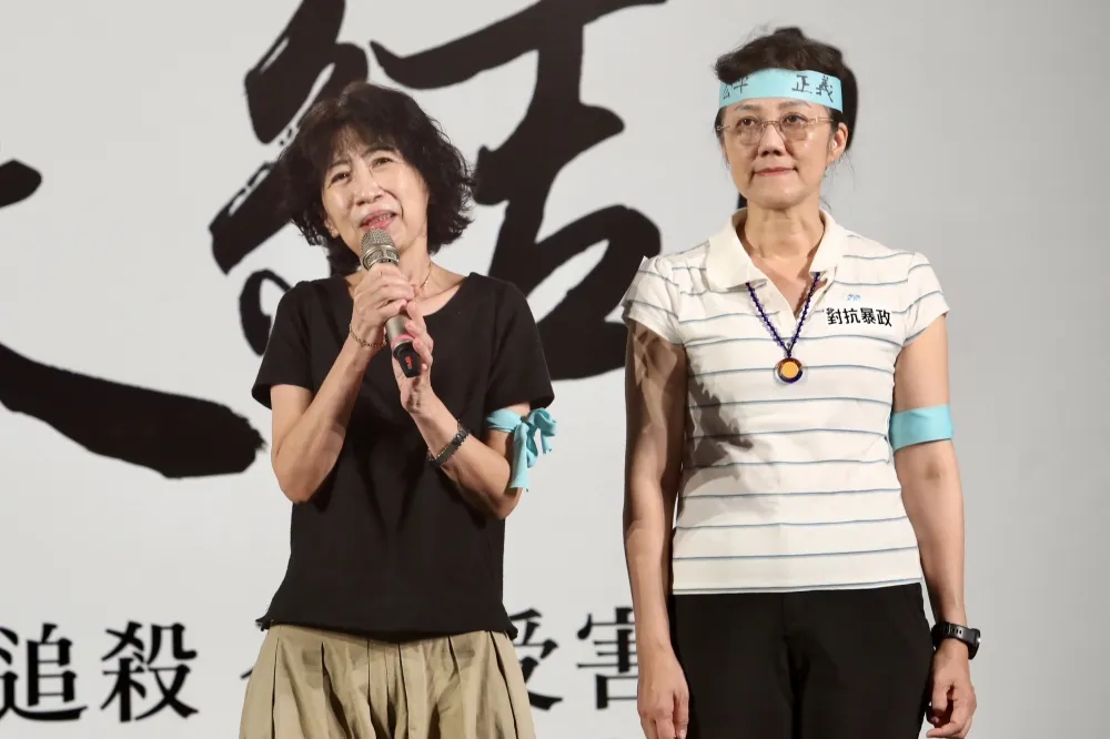 萬名小草抗議司法不公！陳佩琪哽咽　柯文哲二度上銬前影片曝光