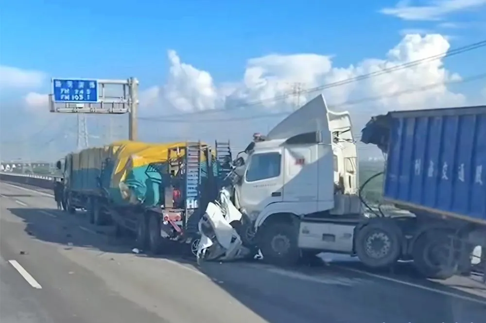 國道3號重大車禍！小客車遭兩大車夾扁　駕駛命危緊急送醫