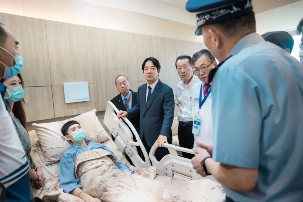幻象2000失去動力飛官跳傘生還　海巡救起直送台中港