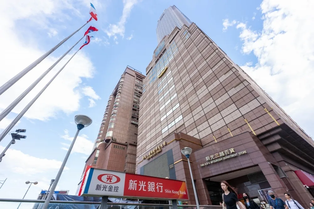新光金抬高換股價獲3分之2股東同意　獨董許永明不滿審閱僅40分鐘