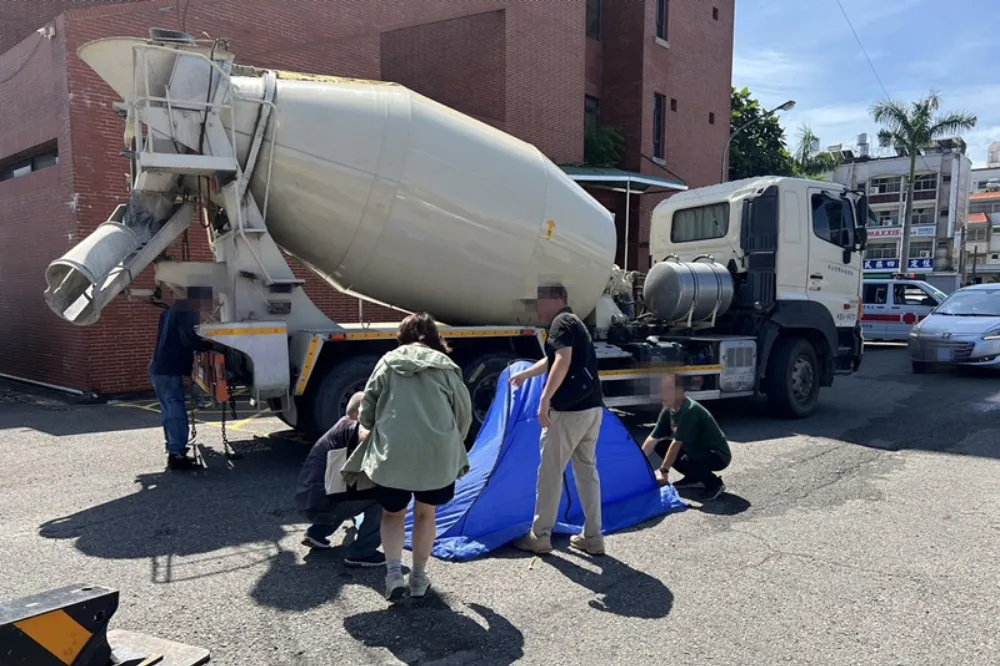 台南監理站女代辦員蹲下換牌遭輾斃　身份竟是料理網紅「靜姐廚房」