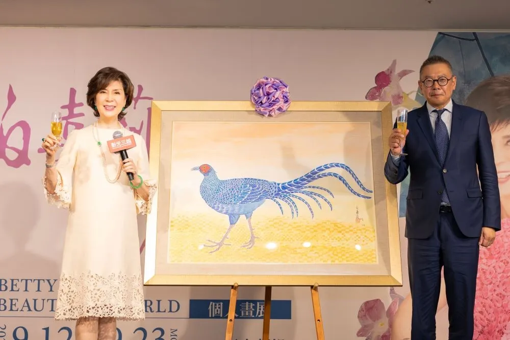 白嘉莉中部唯一藝術展登場  展場導覽一圈粉絲買單畫作累積破千萬