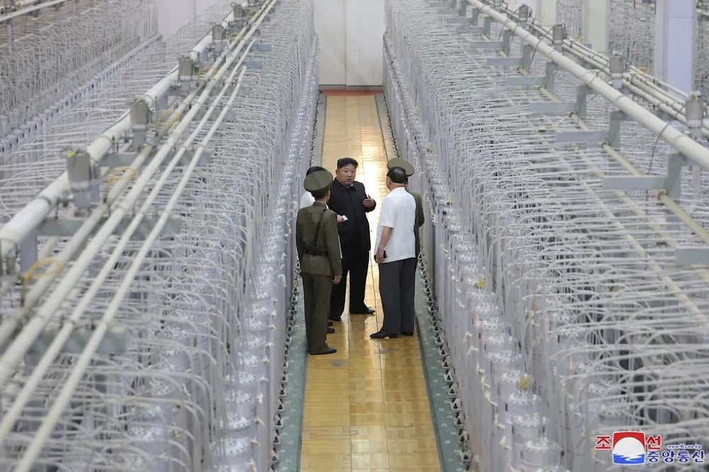 北韓領導人金正恩視察核武生產設施　罕見首度公開離心機等鈾濃縮設備