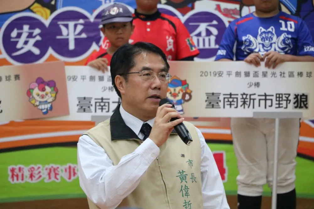 快訊／黃偉哲搭公務車發生追撞意外　車損人平安