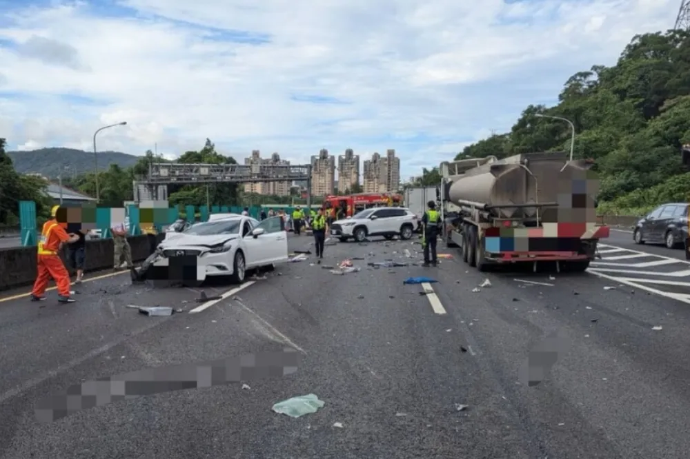 國道6車追撞9人掛彩　運輸車載不明液體引發驚慌