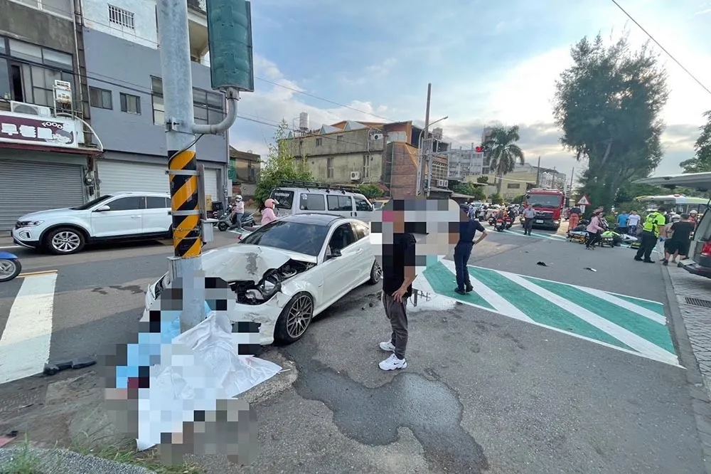 快訊／賓士車竹市虎林國中前闖紅燈暴衝　釀1死5傷慘劇