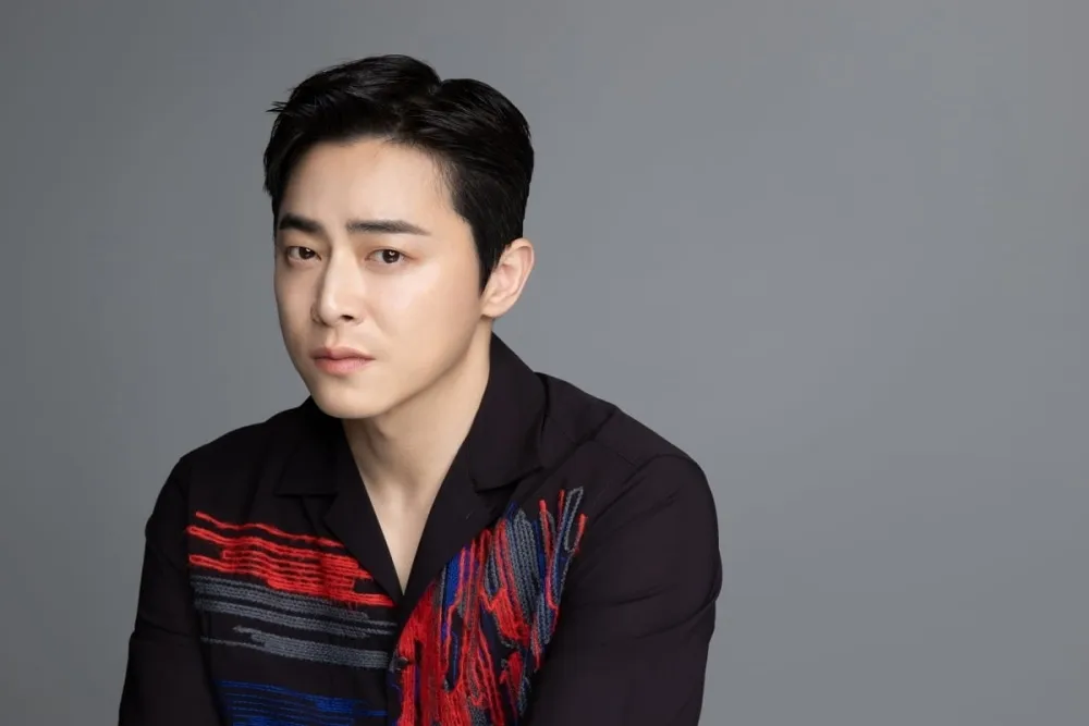 《新人歌手曹政奭》出創作專輯IU、孔曉振力挺　新片男扮女裝造型可愛被誇「1秒朴寶英」