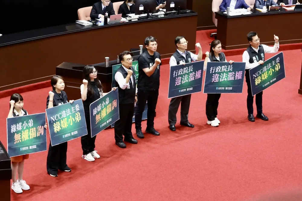 民眾黨團一開議就爆氣　包圍NCC代理主委翁柏宗嗆：綠媒小弟