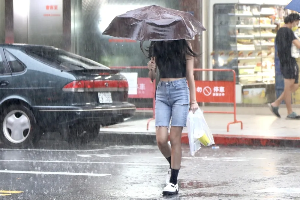 【周末假日天氣】熱帶低氣壓出現雙氣旋　全台防大雷雨襲擊