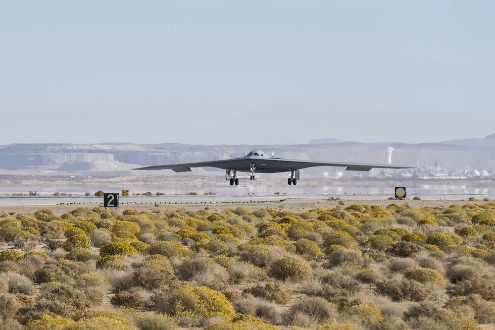 【有片】美空軍公布起降測試影片　B-21「突襲者」轟炸機研發加速推進