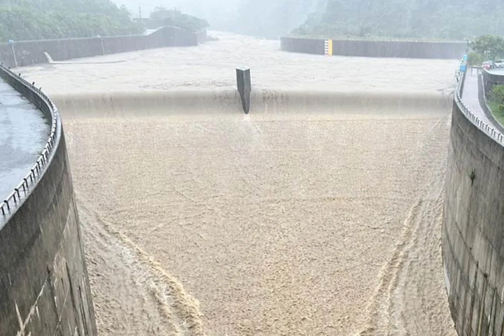 東北角雨量破110毫米　坍方釀3車5人受困、員山子再度分洪