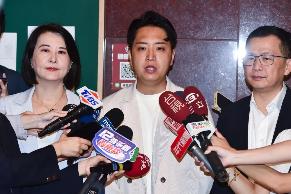 羅廷瑋稱遭綠營霸凌才「棄權不投」總預算案　鞠躬道歉：會當勇敢的國民黨立委