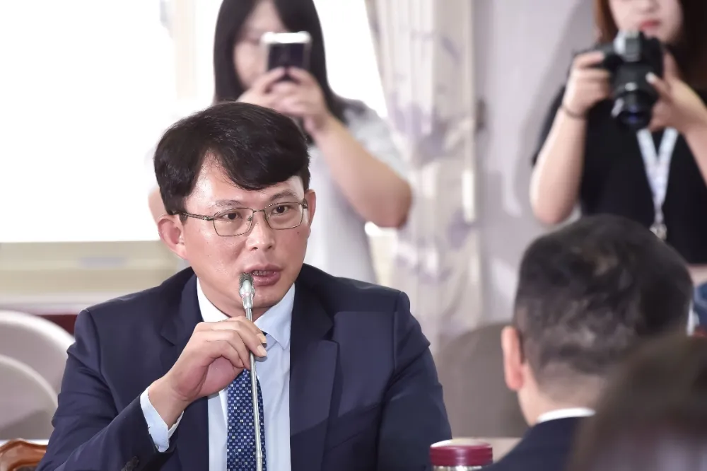 號召小草「剪有線電視線」遭學者痛批邪教化　黃國昌反嗆：沒常識