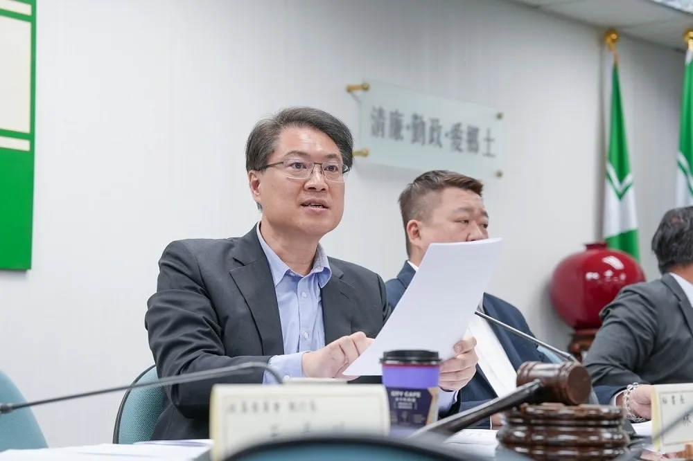 「花8年打造勇於任事團隊」 　林右昌發千字文嘆：卸任後都變了