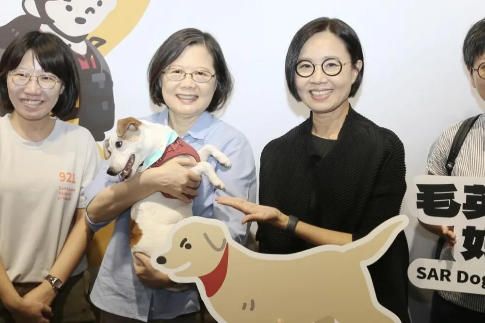 蔡英文帶愛犬樂樂逛搜救犬特展　網友嗨翻「互動超可愛」