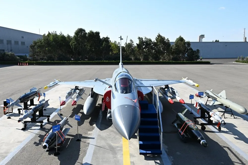 【有片】亞塞拜然採購巴基斯坦JF-17C戰機　舉行首架交機典禮
