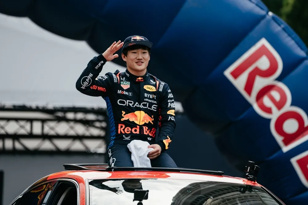 台中 F1 賽車迷嗨爆！角田裕毅首場 Red Bull Showrun 燒胎、甩尾帥翻　盧秀燕：籌備四年讓國際看見台灣和台中